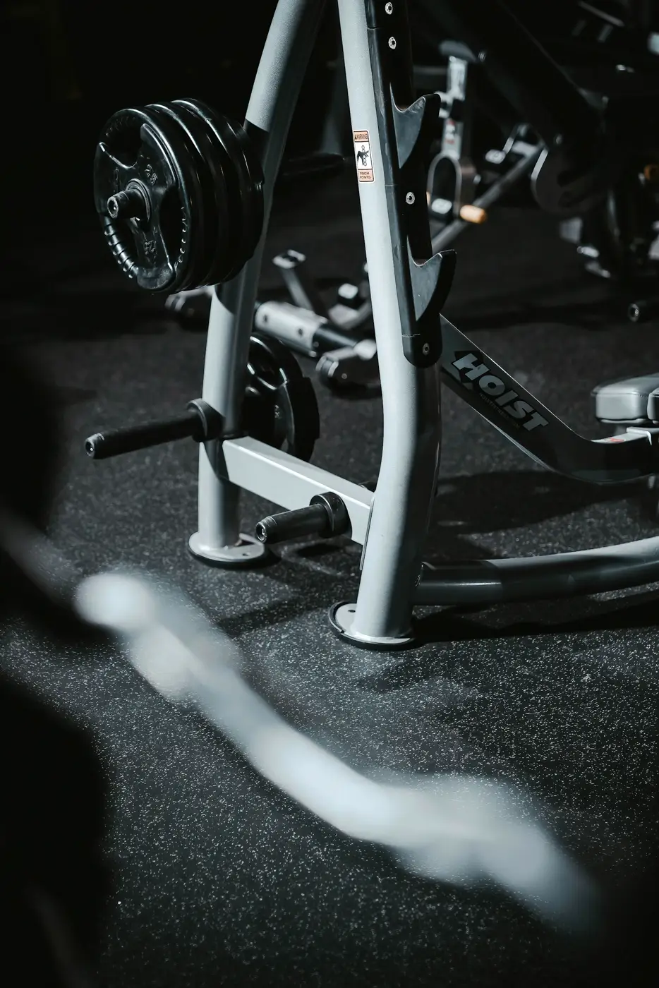 Mancuernas y bancos de entrenamiento en Gimnasio Placa 45