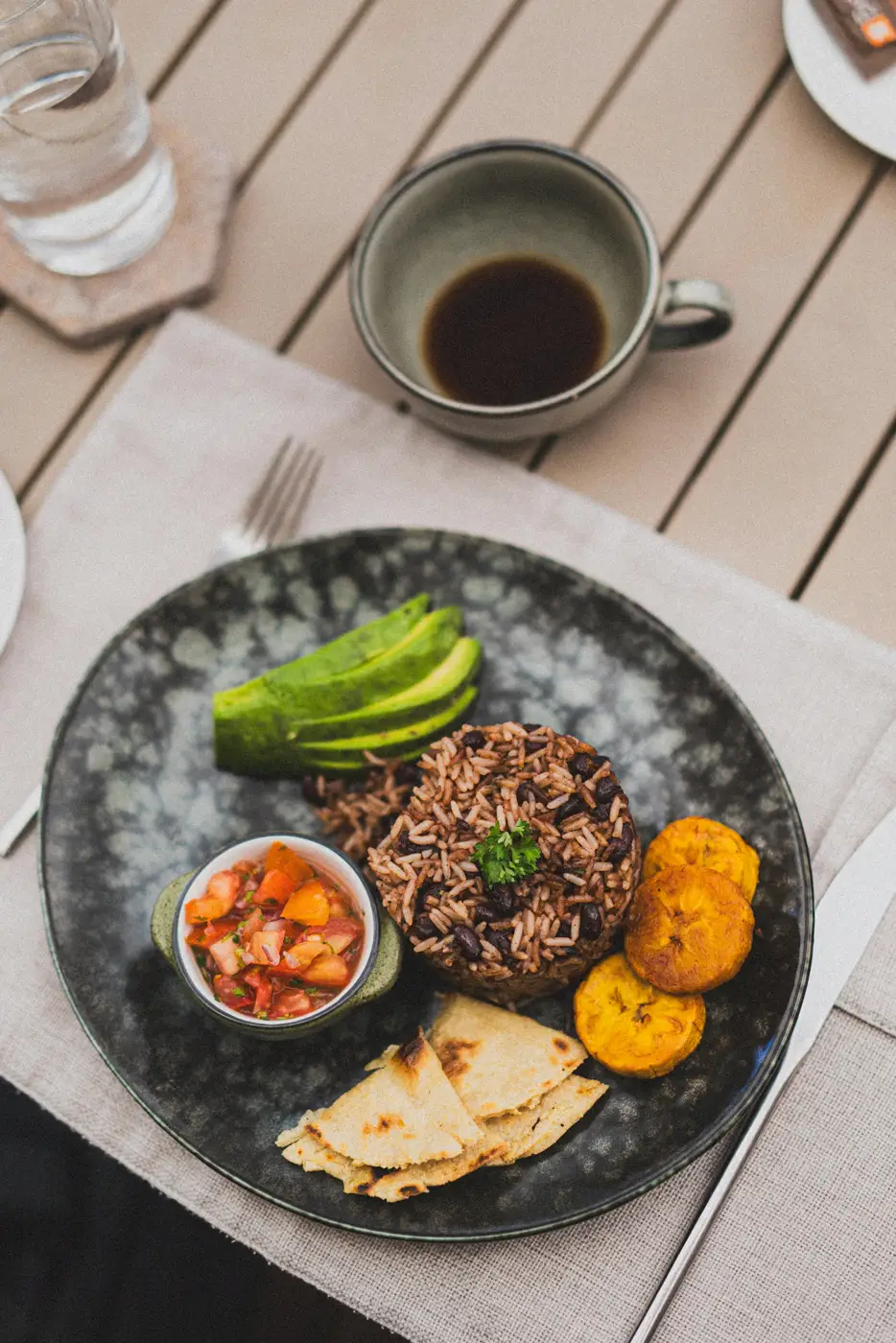 Desayuno típico costarricense con gallo pinto y huevos