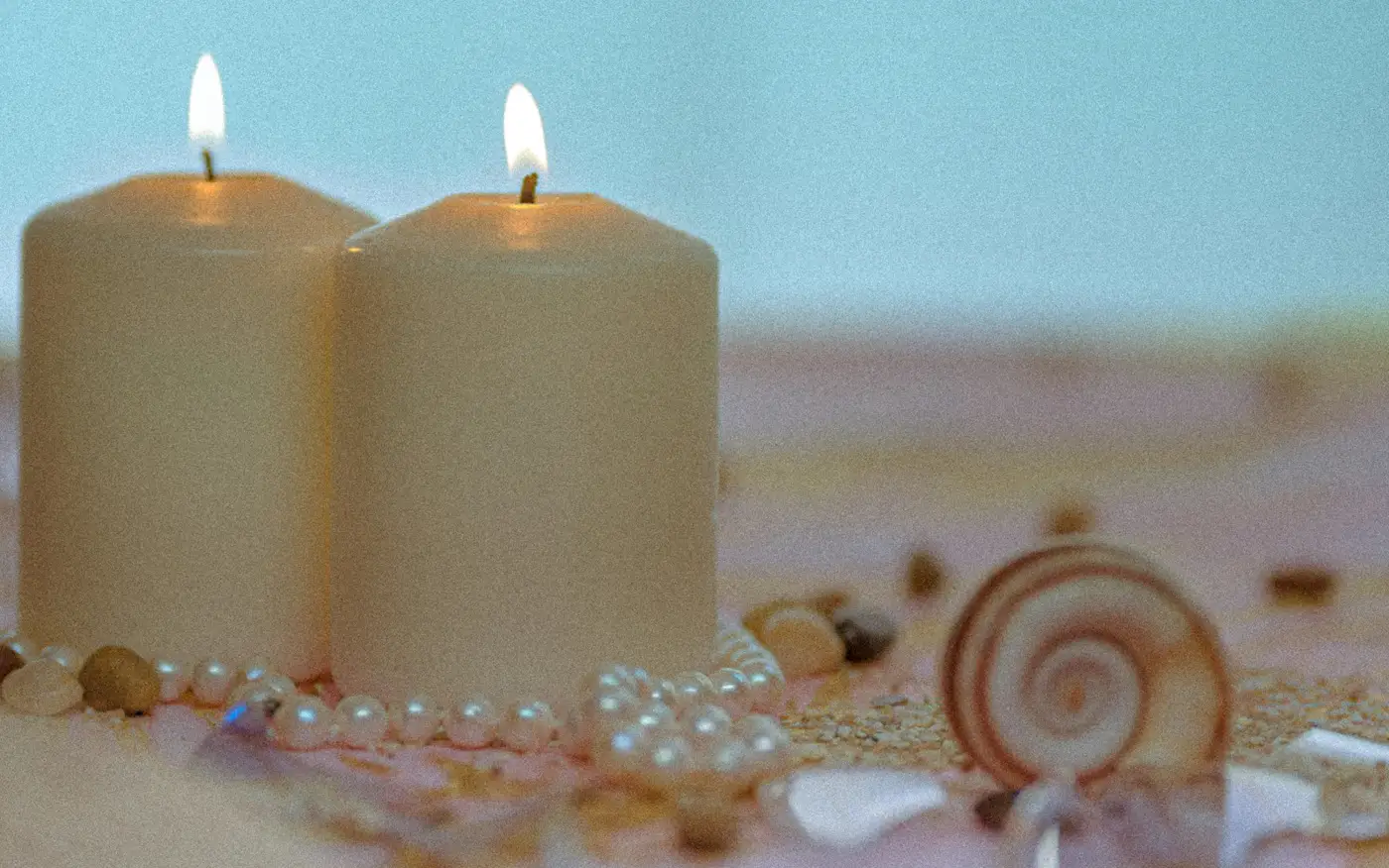 Velas, perlas y conchas marinas en el área de relajación