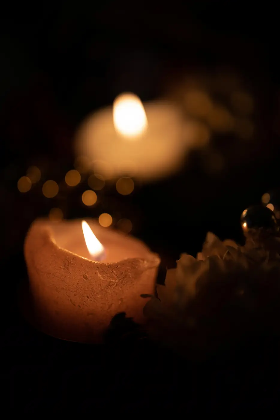 Vela encendida en la penumbra de una cabina de spa